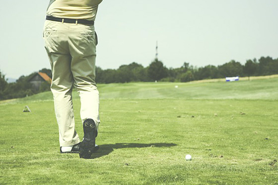 ゴルフスイングと右ひざ 右ひざが伸びる原因 動かさないで固定すべきか